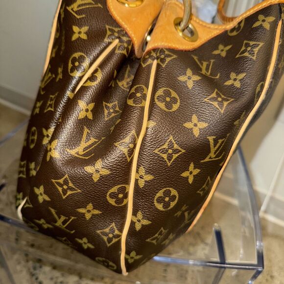 Louis Vuitton Galliera GM Monogram Shoulder Bag - Picture 8 of 11